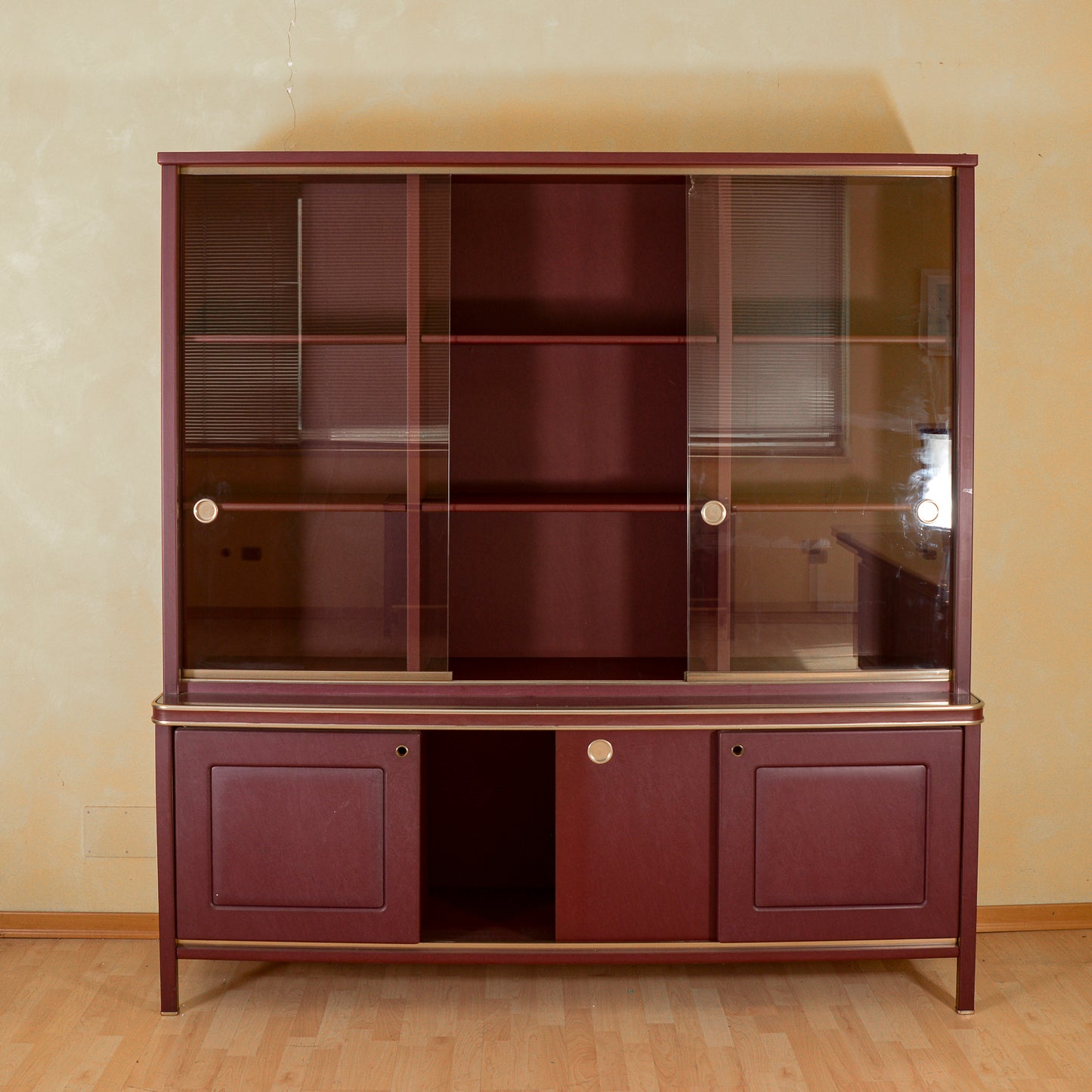 Credenza doppio corpo anni 50 Umberto Mascagni rivestita in similpelle bordeaux