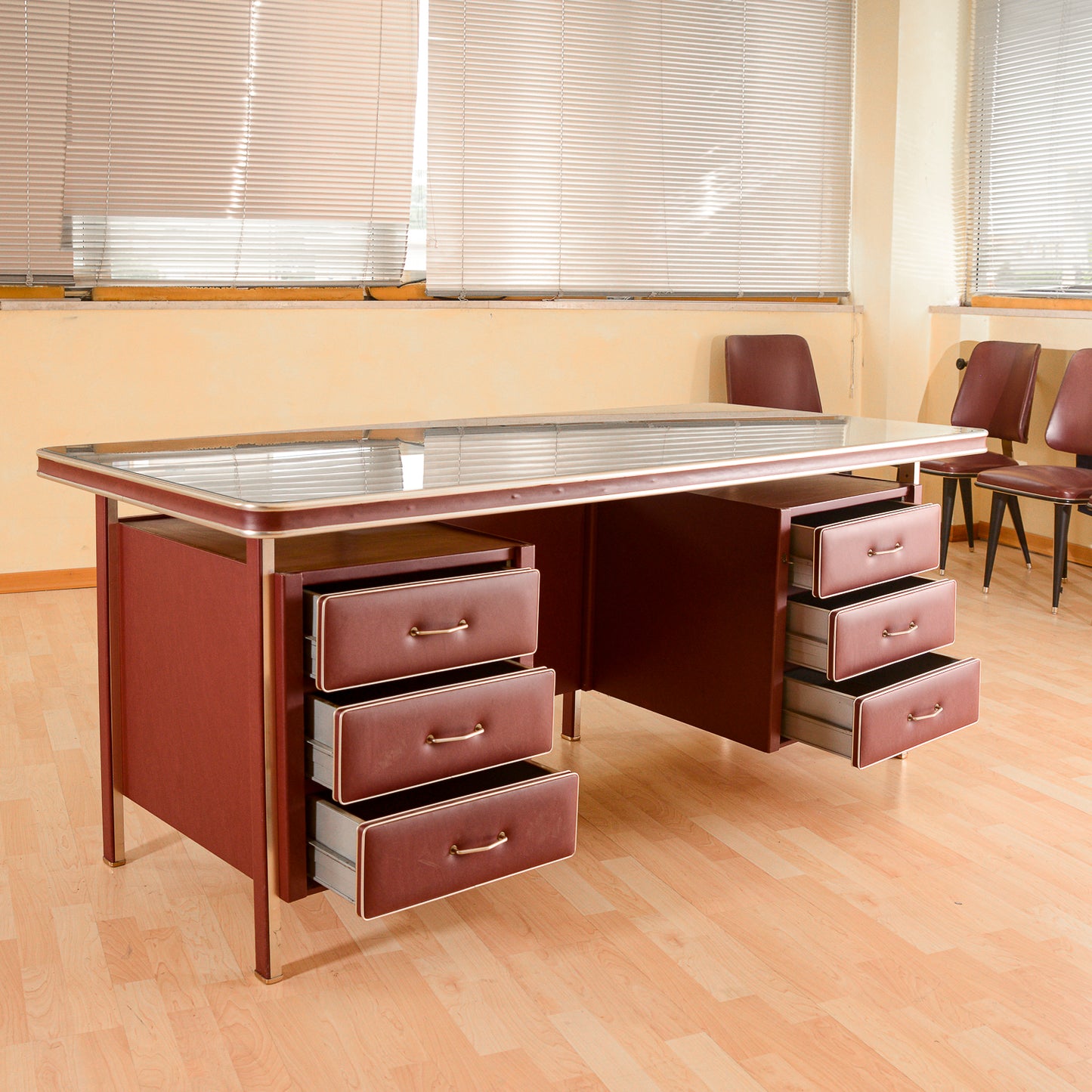 Scrivania 6 cassetti anni 50 Umberto Mascagni in similpelle bordeaux