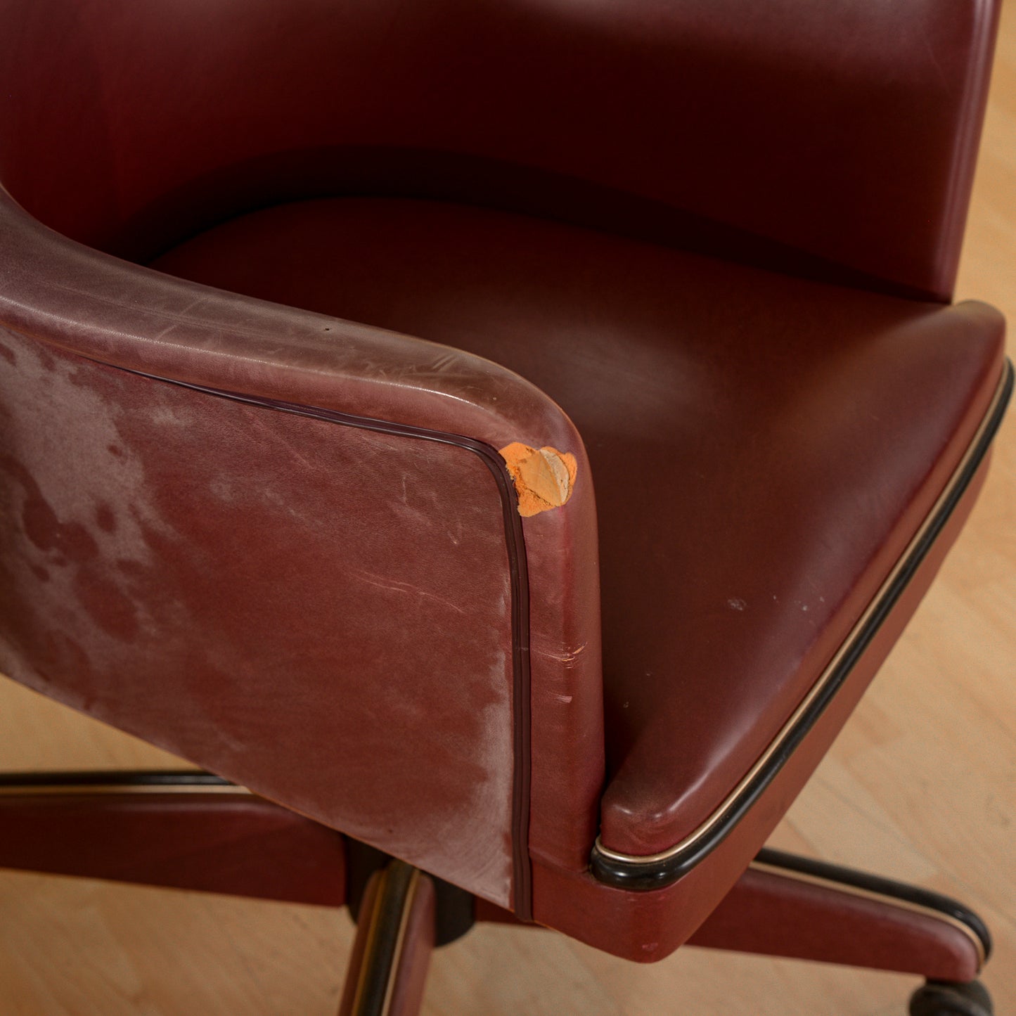 Coppia di  poltrone anni 50 Umberto Mascagni in similpelle bordeaux