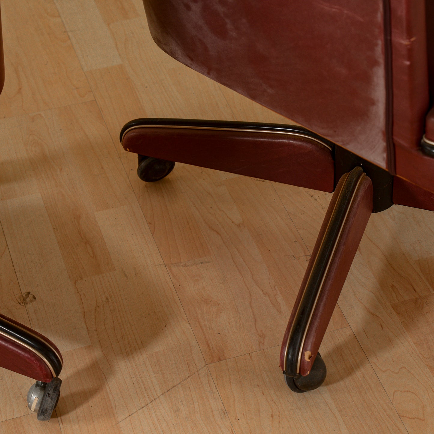 Coppia di  poltrone anni 50 Umberto Mascagni in similpelle bordeaux