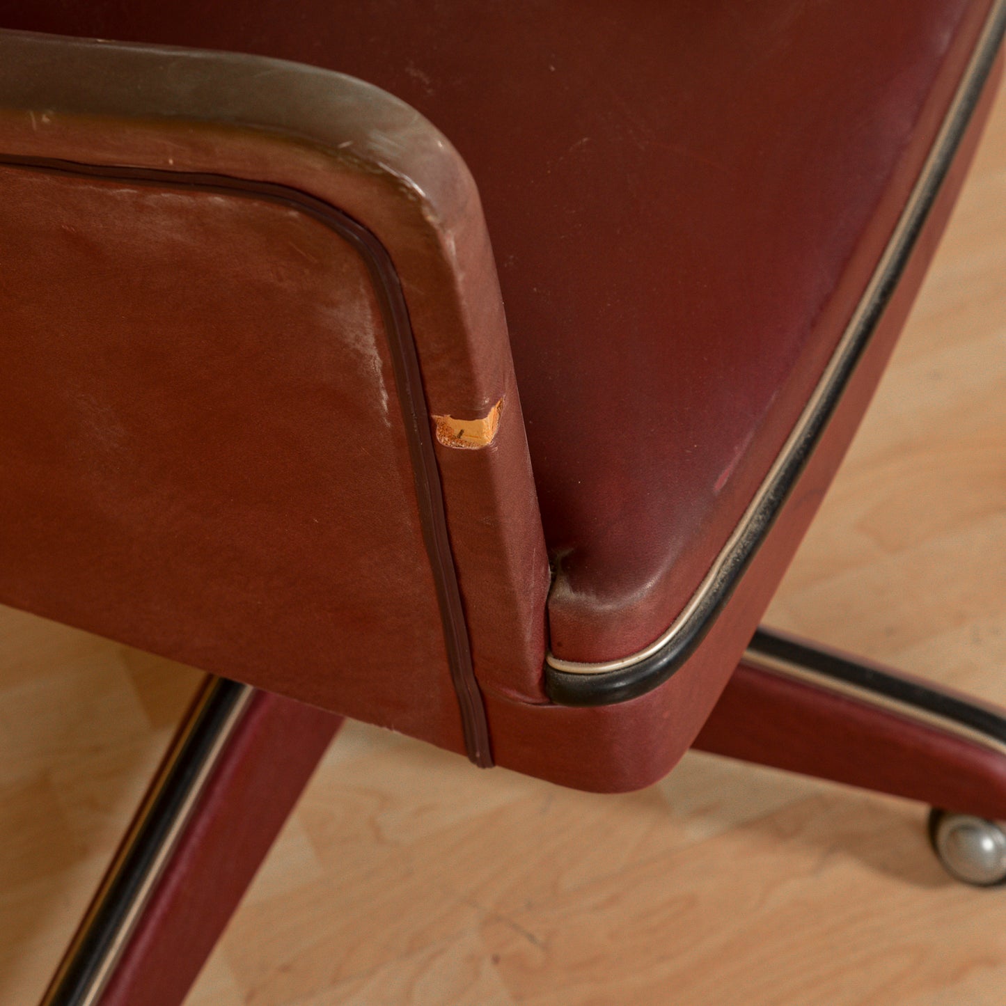 Coppia di  poltrone anni 50 Umberto Mascagni in similpelle bordeaux
