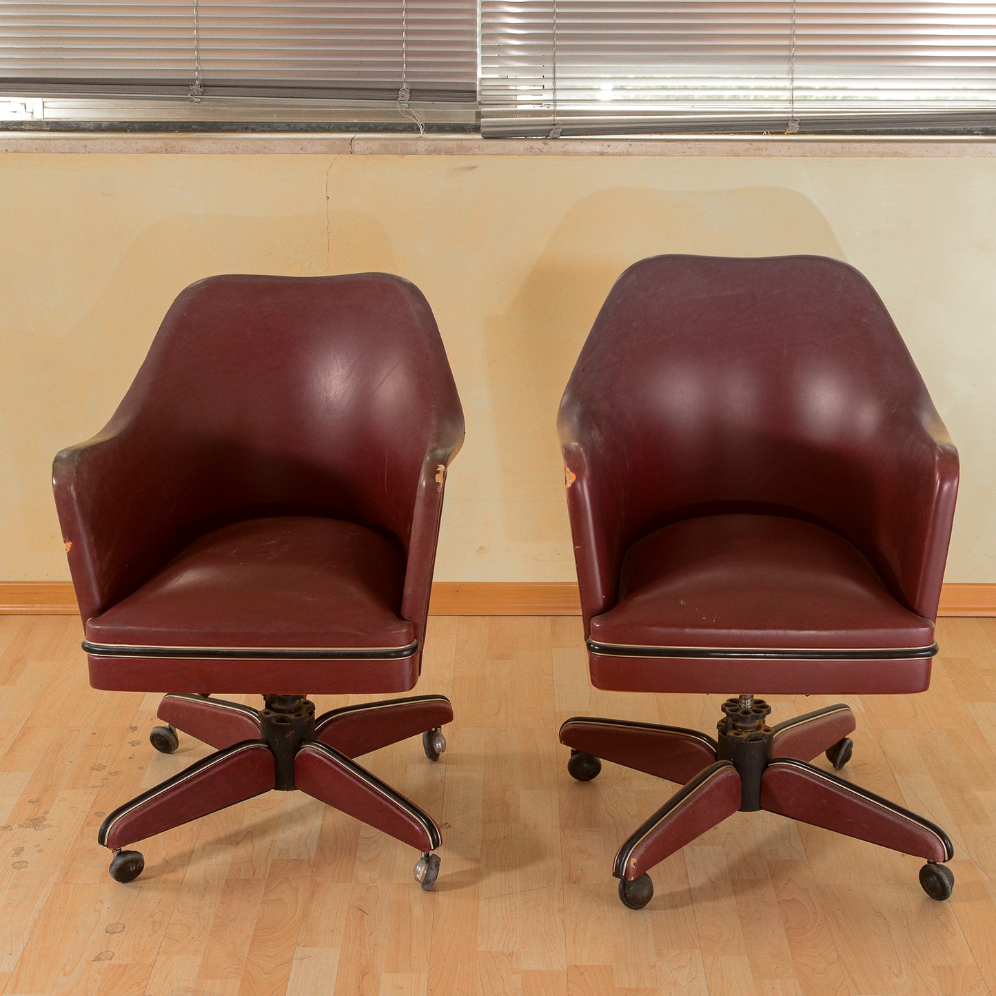 Coppia di  poltrone anni 50 Umberto Mascagni in similpelle bordeaux
