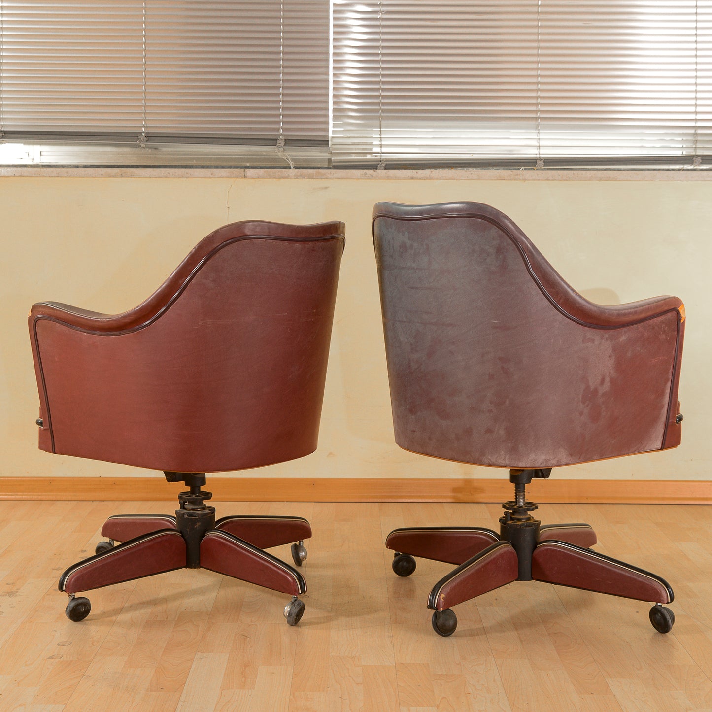 Coppia di  poltrone anni 50 Umberto Mascagni in similpelle bordeaux