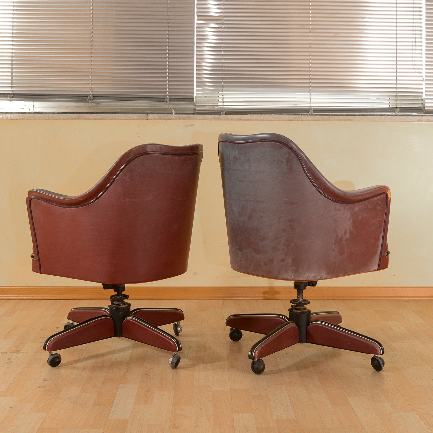 Coppia di  poltrone anni 50 Umberto Mascagni in similpelle bordeaux