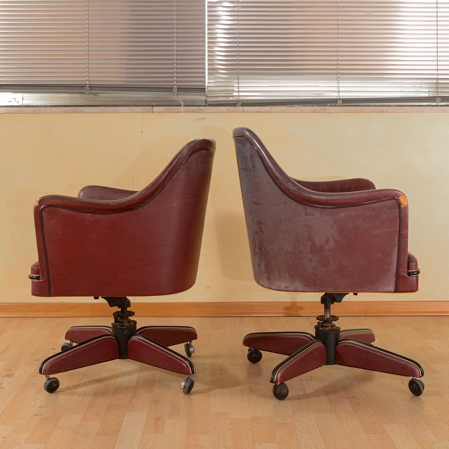 Coppia di  poltrone anni 50 Umberto Mascagni in similpelle bordeaux