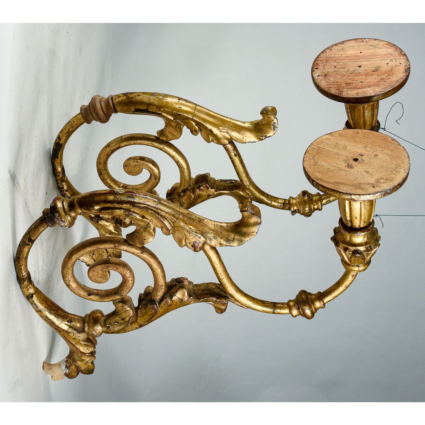 Coppia di applique torciere a muro in ferro lavorato con parti tornite in legno dorate  a foglia oro Italia  Luigi XV