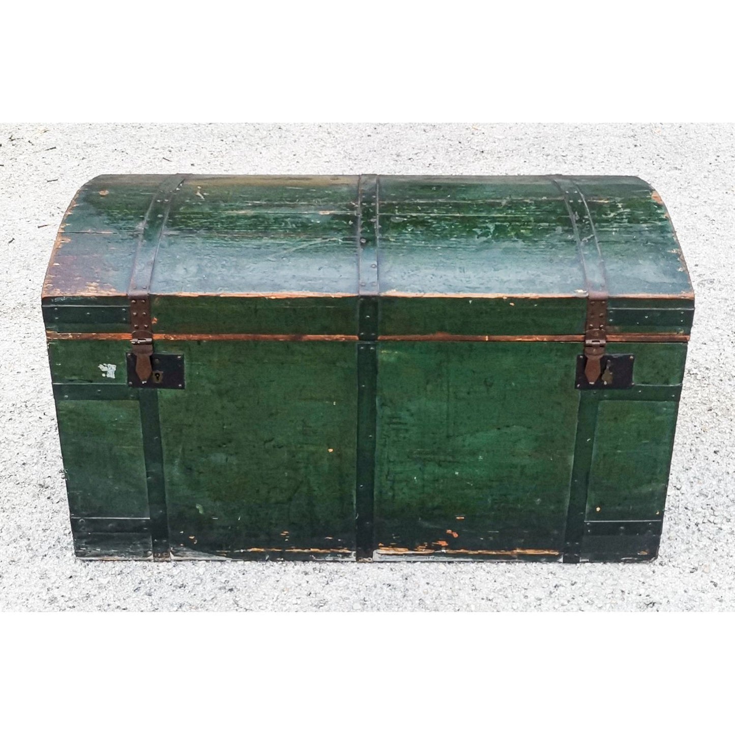Baule da viaggio  in legno verniciato verde  con dorso a schiena d'asino  Italia epoca primo 900