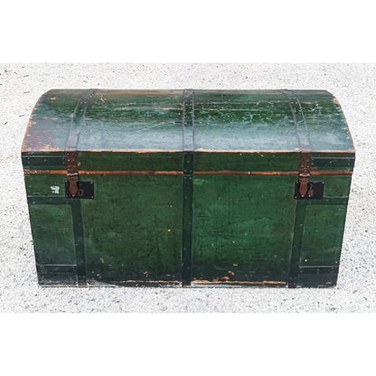 Baule da viaggio  in legno verniciato verde  con dorso a schiena d'asino  Italia epoca primo 900