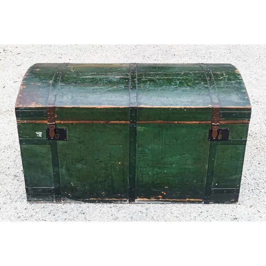 Baule da viaggio  in legno verniciato verde  con dorso a schiena d'asino  Italia epoca primo 900