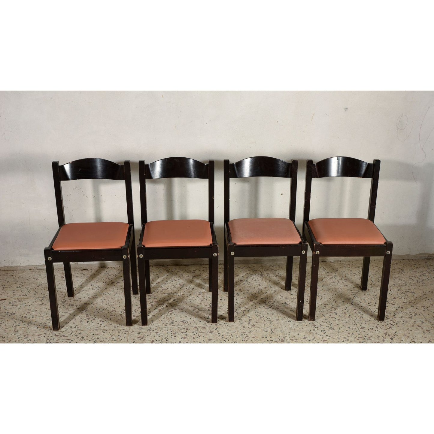 Gruppo di 4 sedie  design Italia 1980