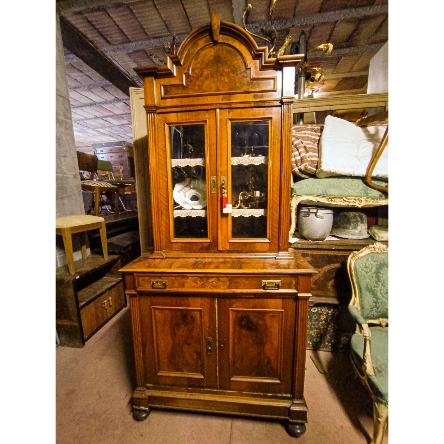 Credenza a due corpi impellicciata in noce epoca 800