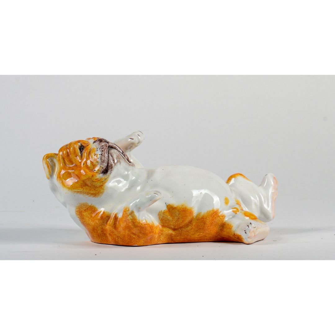 Statua scultura in ceramica bulldog a pancia in su sdraiato stile Guido Cacciapuoti
