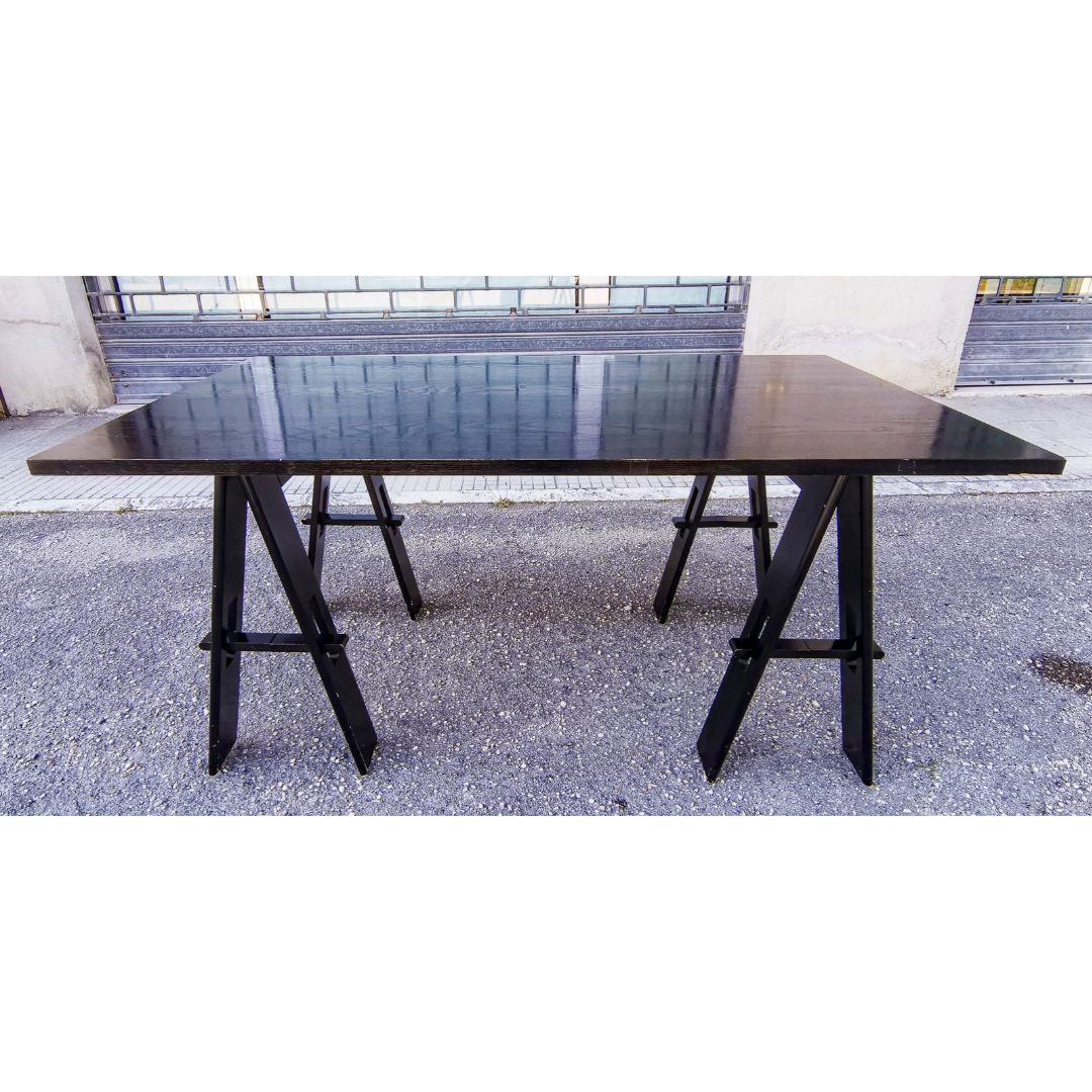 Tavolo in legno colorato nero ditta Acerbis con gambe pieghevoli richiudibili Italia 1980