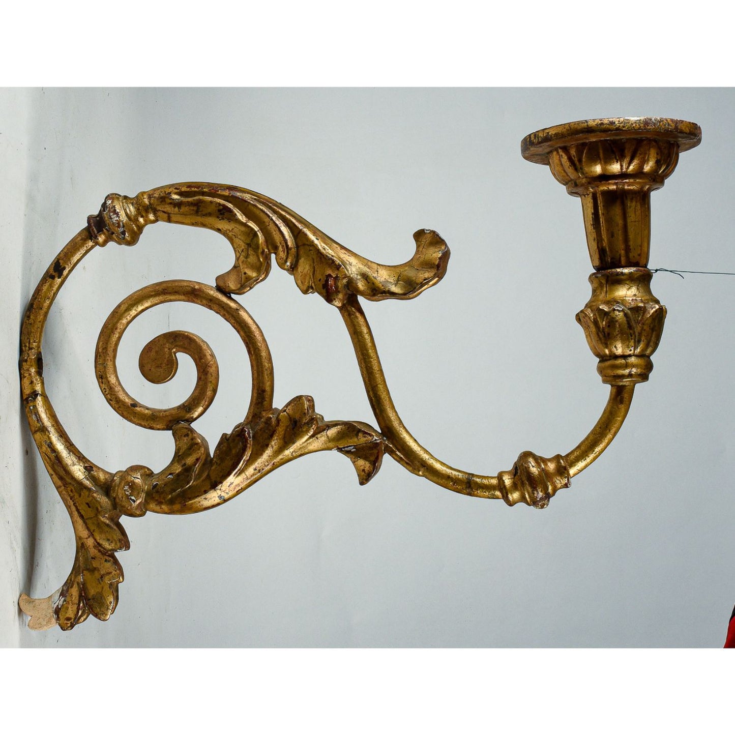 Coppia di applique torciere a muro in ferro lavorato con parti tornite in legno dorate  a foglia oro Italia  Luigi XV