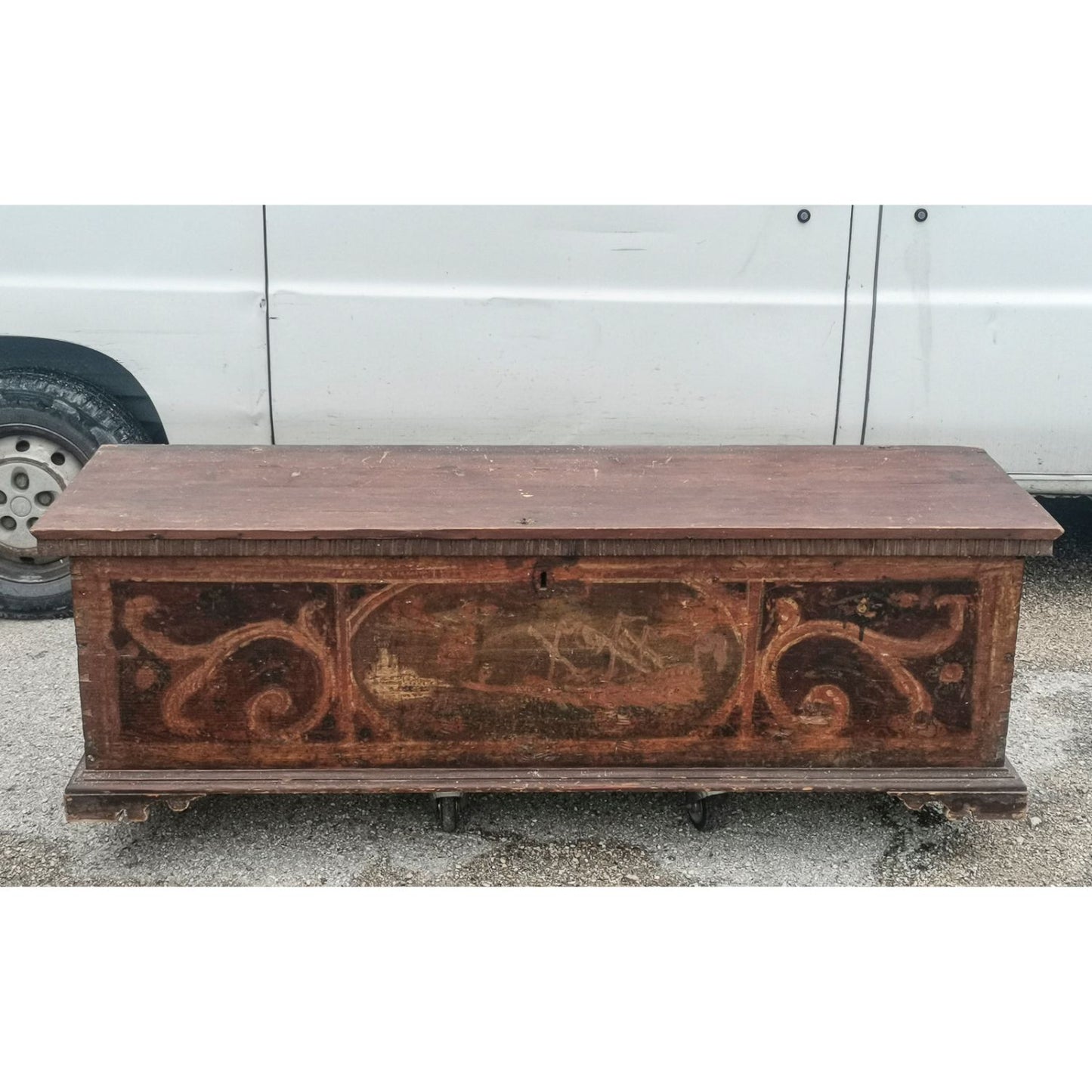 Cassa antica in legno massello con fronte dipinto  epoca 800