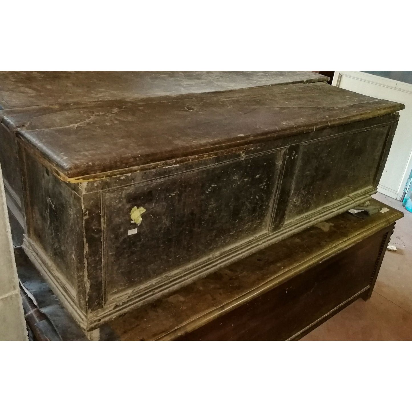 Cassapanca di noce massello a 2 formelle Italia  epoca 1600
