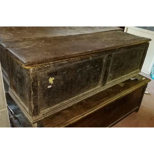 Cassapanca di noce massello a 2 formelle Italia  epoca 1600
