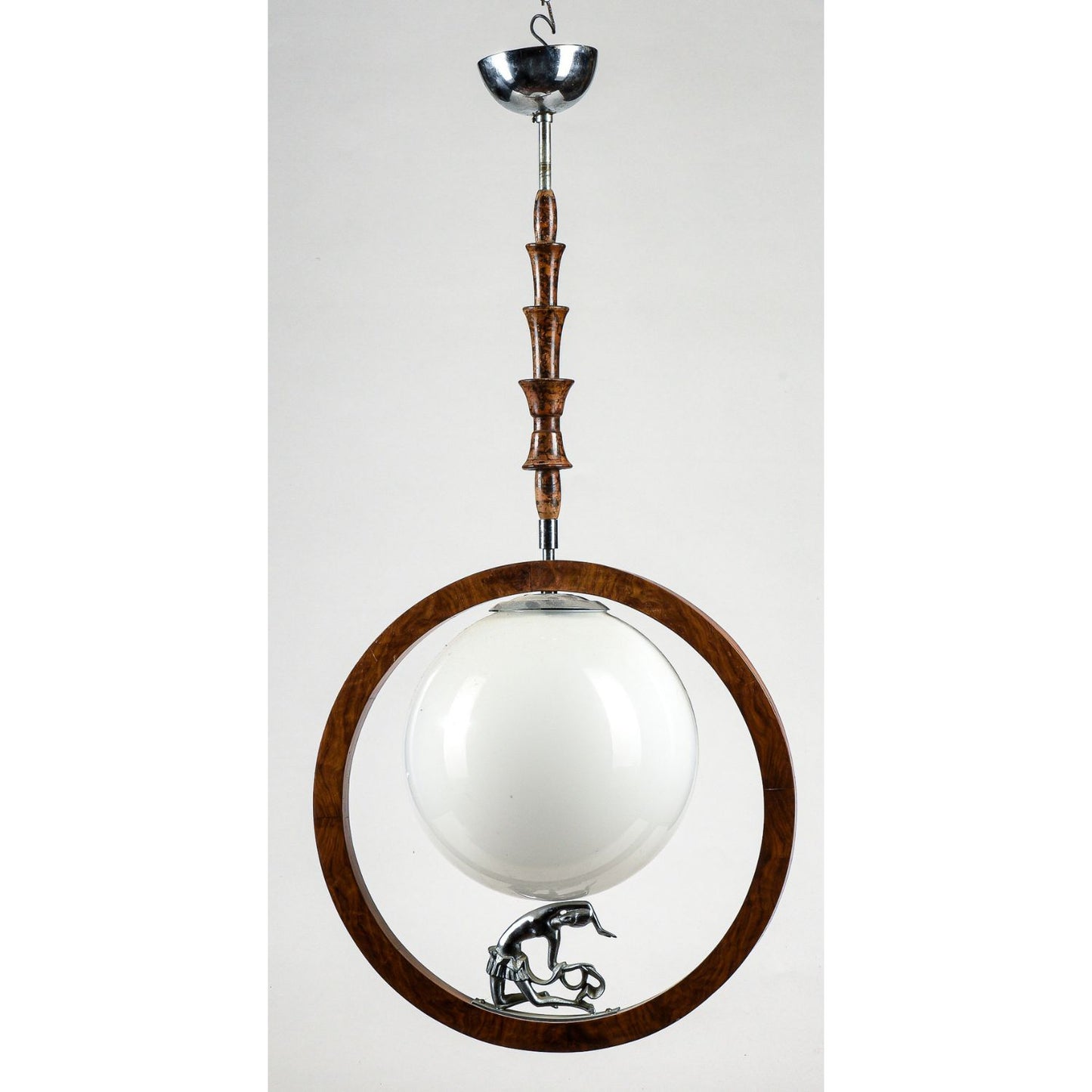 Lampadario art deco  con legno impellicciato noce con ballerina che sorregge la sfera di opalina