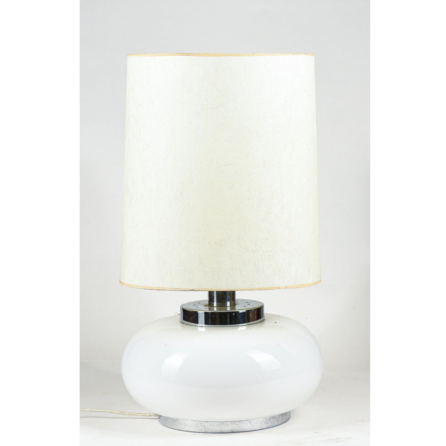 lampada da tavolo con base in metallo cromato e vetro bianco latte con cappa in tessuto Italia 1960