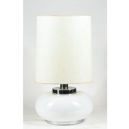 lampada da tavolo con base in metallo cromato e vetro bianco latte con cappa in tessuto Italia 1960