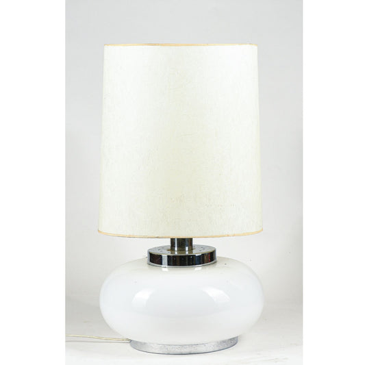 lampada da tavolo con base in metallo cromato e vetro bianco latte con cappa in tessuto Italia 1960