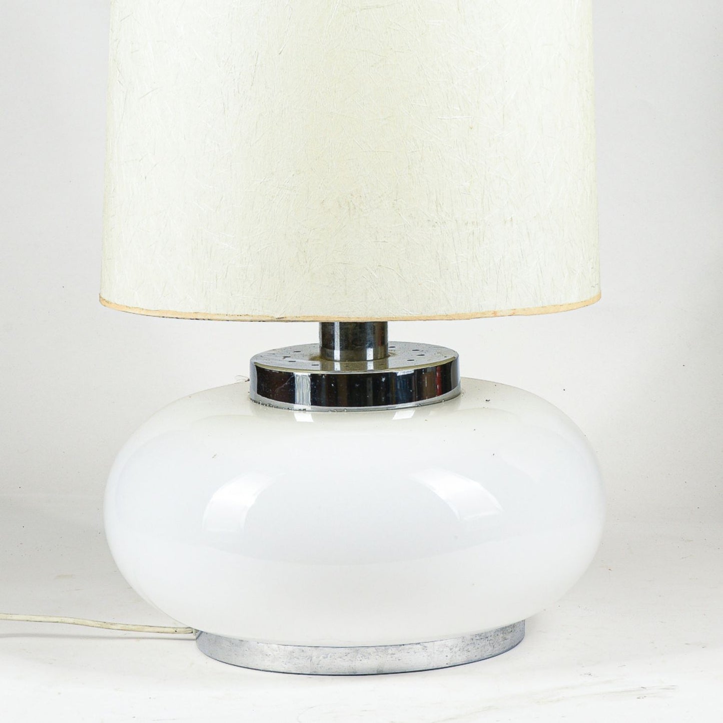 lampada da tavolo con base in metallo cromato e vetro bianco latte con cappa in tessuto Italia 1960