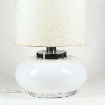 lampada da tavolo con base in metallo cromato e vetro bianco latte con cappa in tessuto Italia 1960