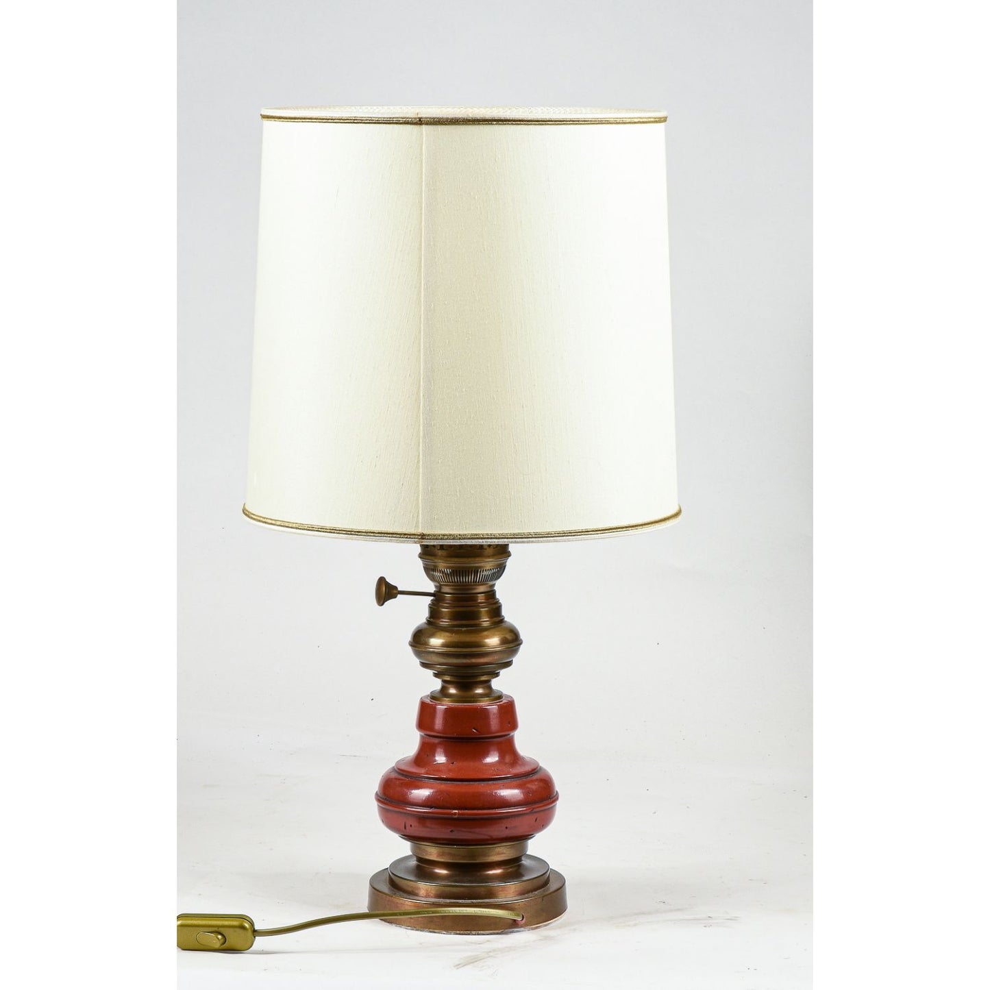 Lampada da comodino base in legno e ottone con cappa chiara Italia 1980