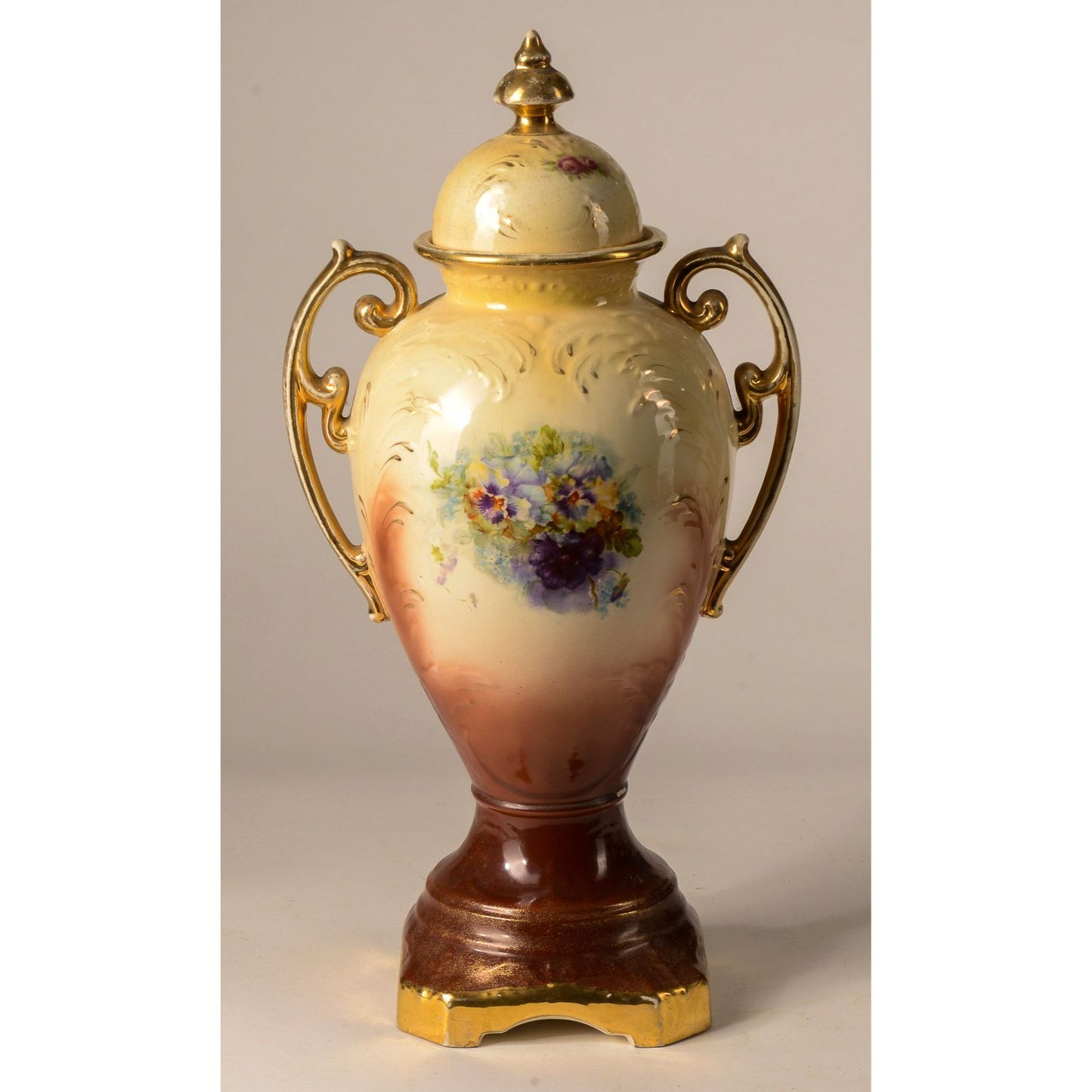 VASO CON COPERCHIO DELLA DITTA FALCON ENGLAND POTTERY, FINE 800 PRIMO 900