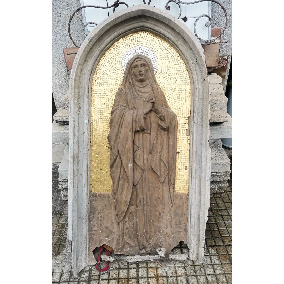 Madonnina scultura bassorilievo in pietra con mosaico dorato