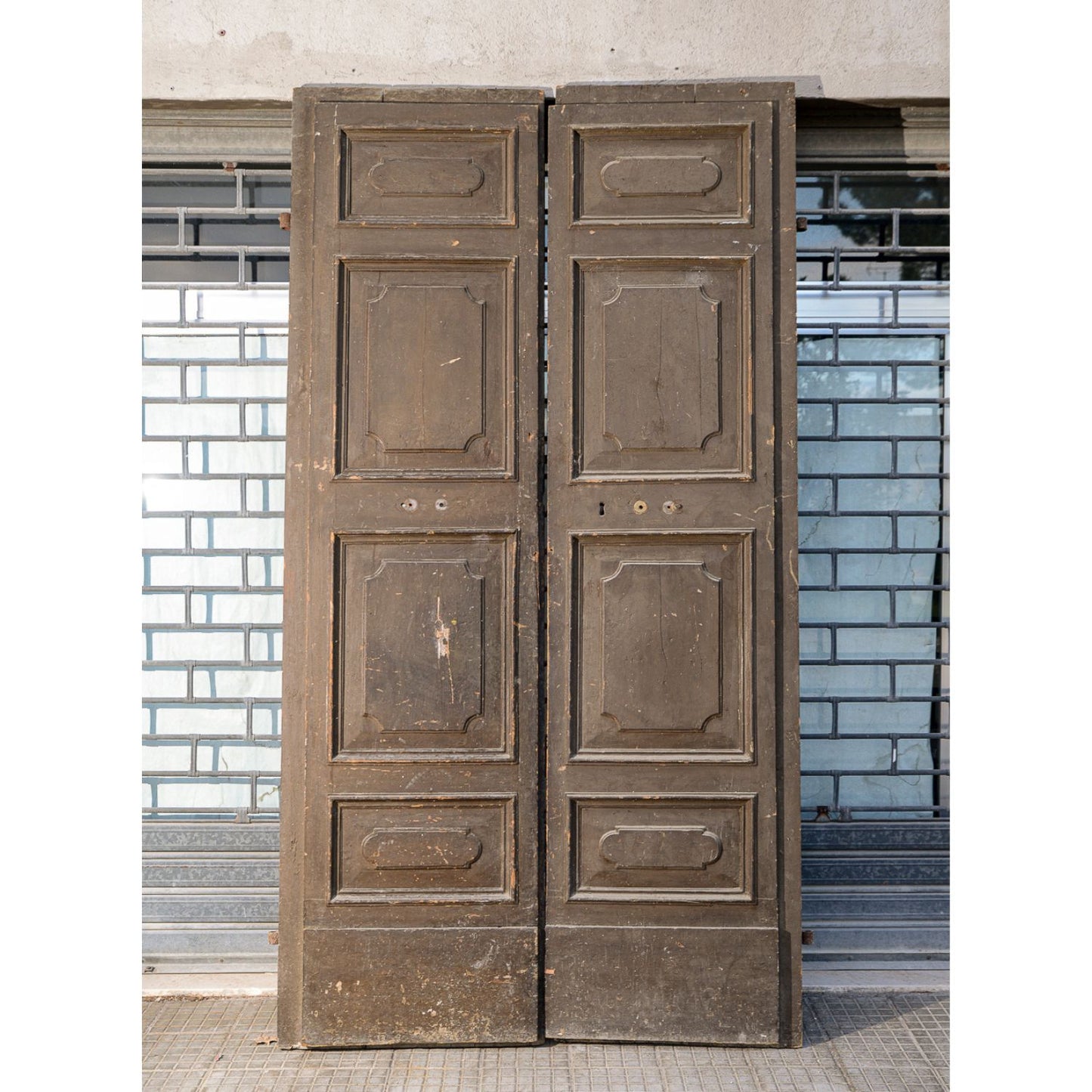 Grande portone a due ante con segni tracce di laccatura decori sotto la vernice Italia epoca 600 Luigi XIV