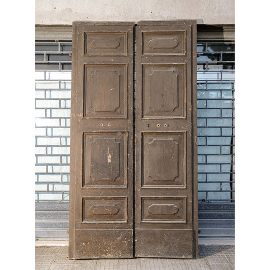 Grande portone a due ante con segni tracce di laccatura decori sotto la vernice Italia epoca 600 Luigi XIV