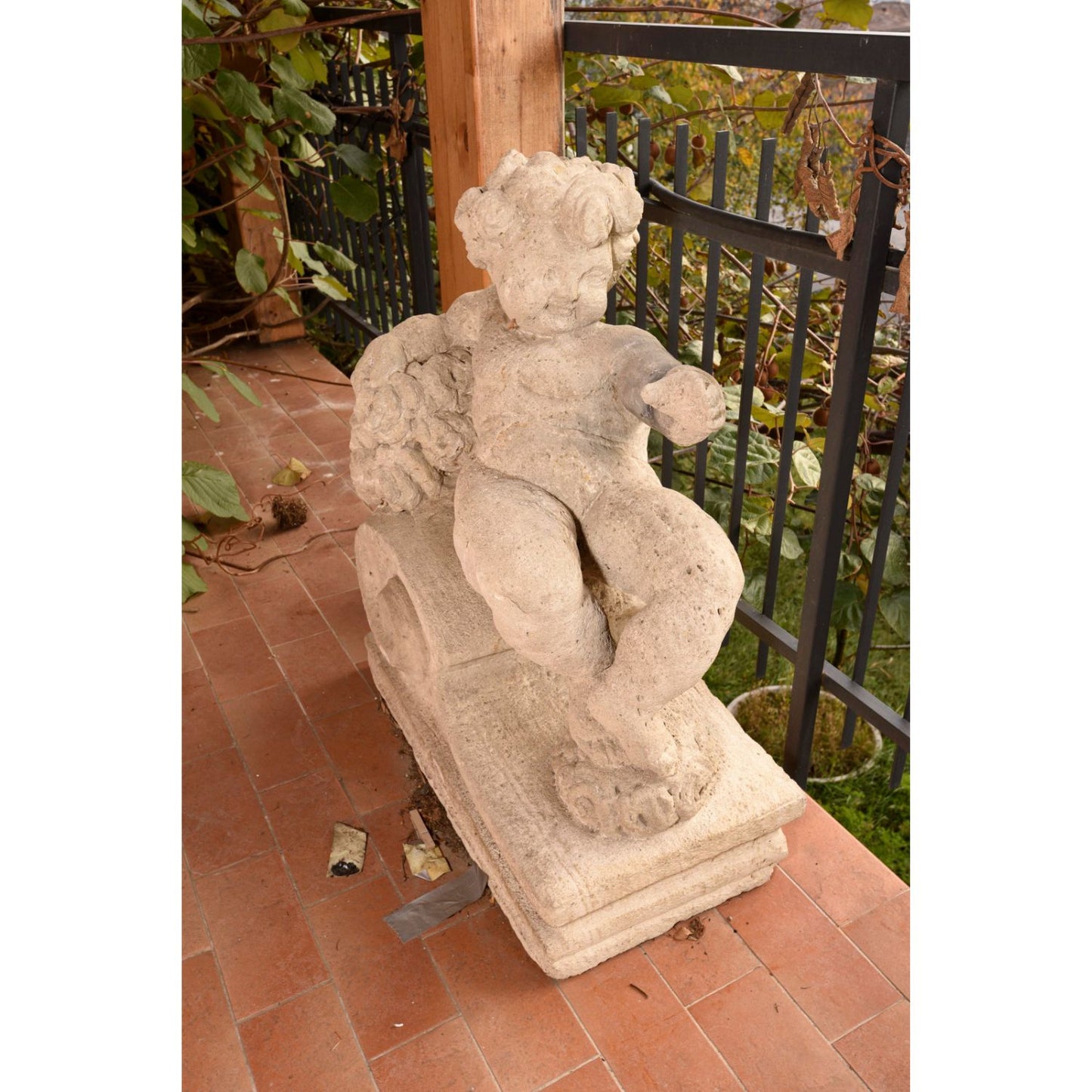 Putto in pietra scolpita Italia epoca fine 800
