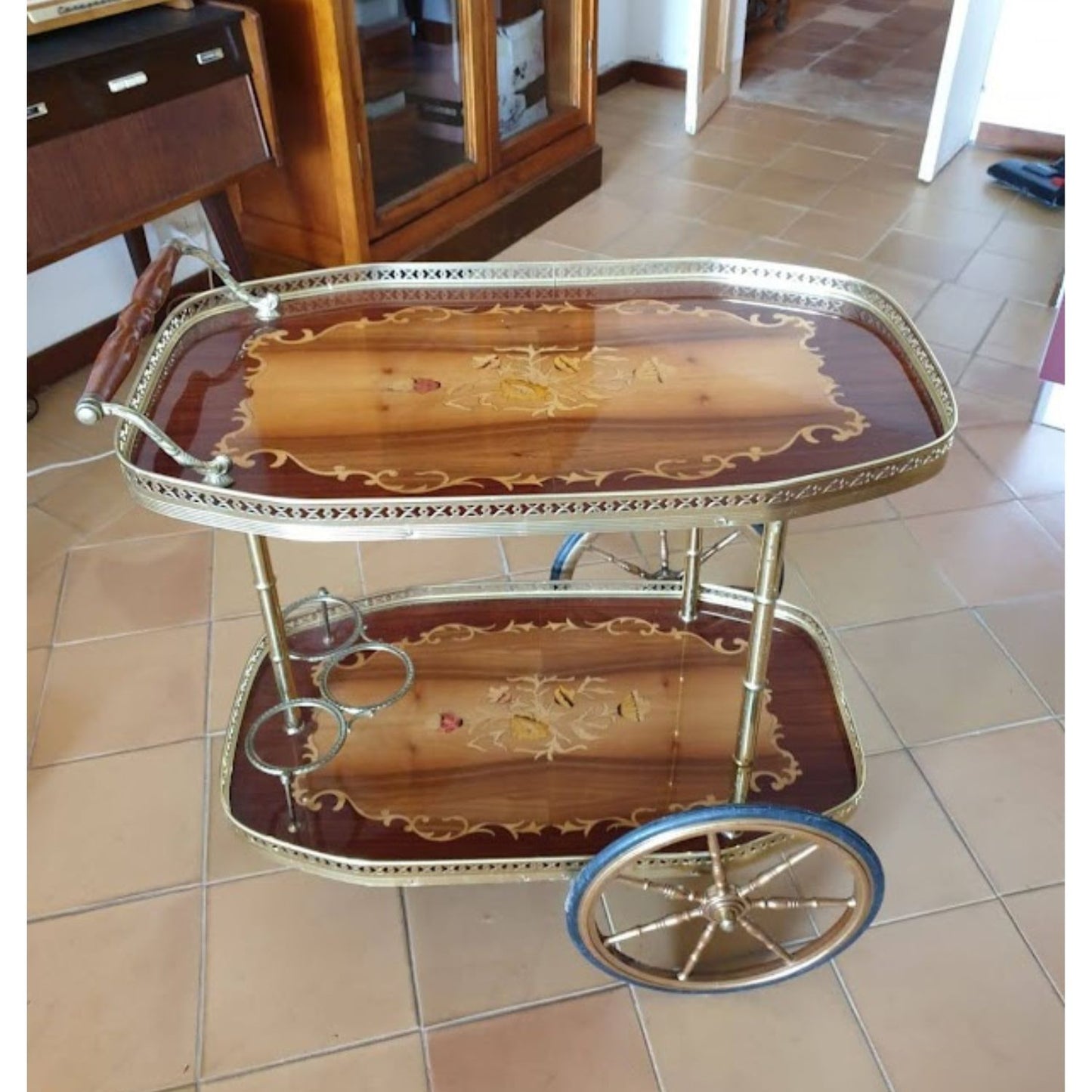 Carrello portavivande in legno intarsiato e metallo Italia 1960