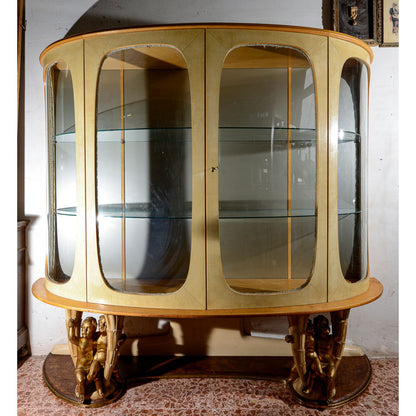 Vetrina bombata in pergamena con putti dorati  firmata Associazione Artigiani Canturini del mobile Italia 1950