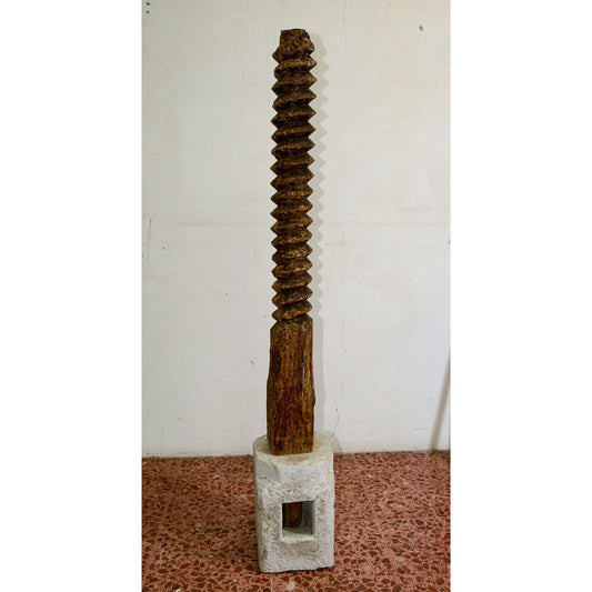 Struttura vite tornita in legno di torchio  con evidenti segni del tempo con base in pietra sagomata