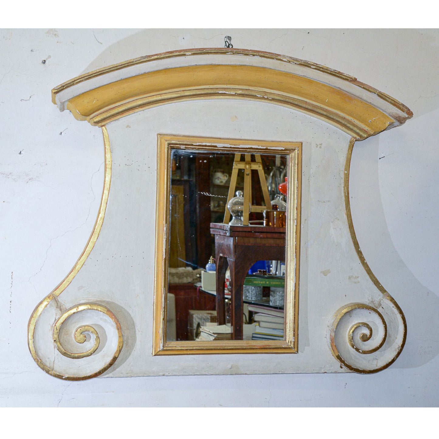 Specchio specchiera caminiera Luigi XIV in legno laccato bianco e gesso con decori dorati e dipinti    foglia oro e giallo ocra epoca primo 1700
