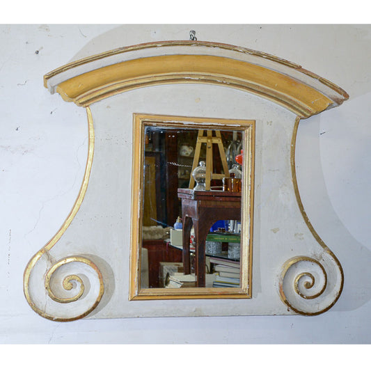 Specchio specchiera caminiera Luigi XIV in legno laccato bianco e gesso con decori dorati e dipinti    foglia oro e giallo ocra epoca primo 1700