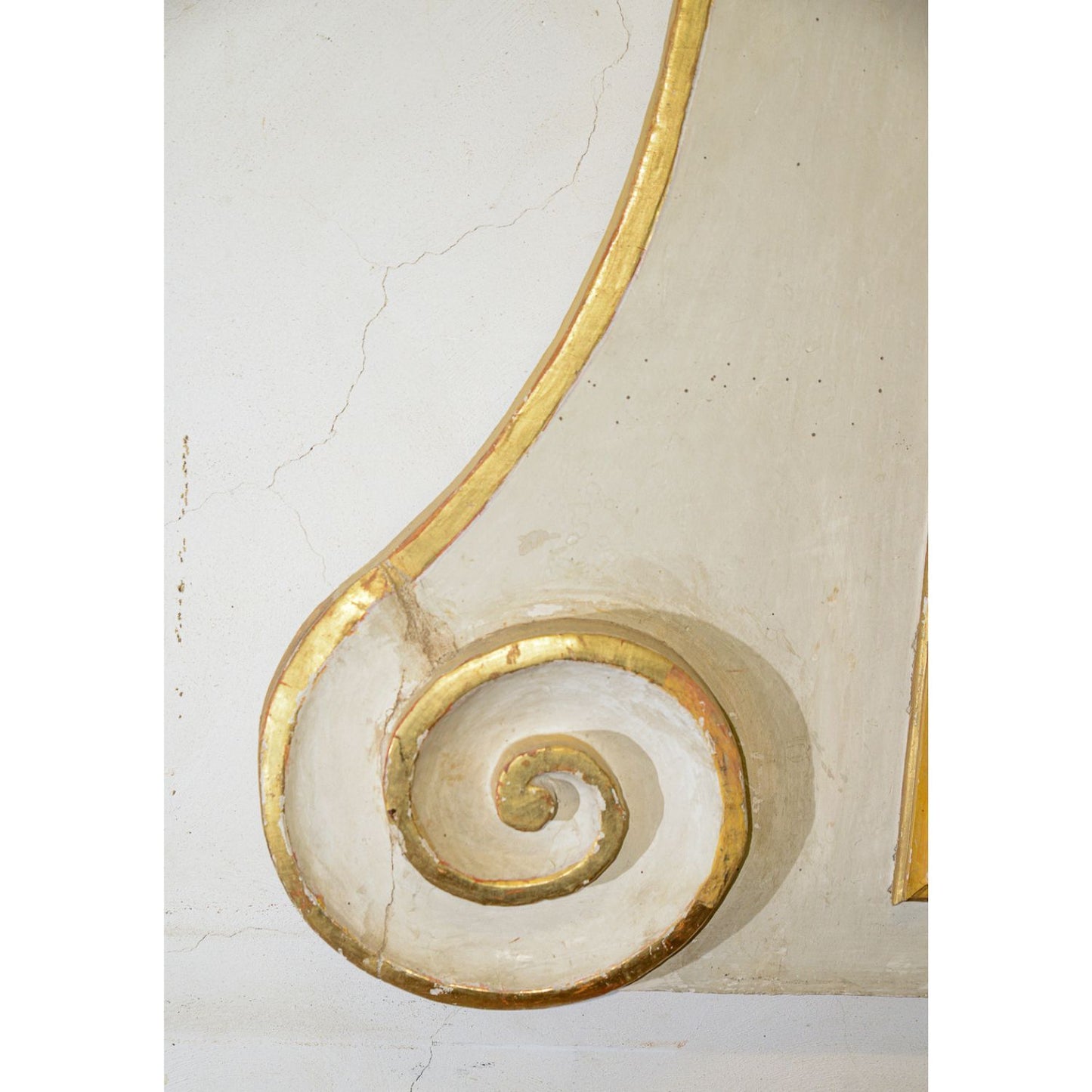 Specchio specchiera caminiera Luigi XIV in legno laccato bianco e gesso con decori dorati e dipinti    foglia oro e giallo ocra epoca primo 1700