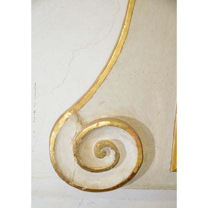 Specchio specchiera caminiera Luigi XIV in legno laccato bianco e gesso con decori dorati e dipinti    foglia oro e giallo ocra epoca primo 1700