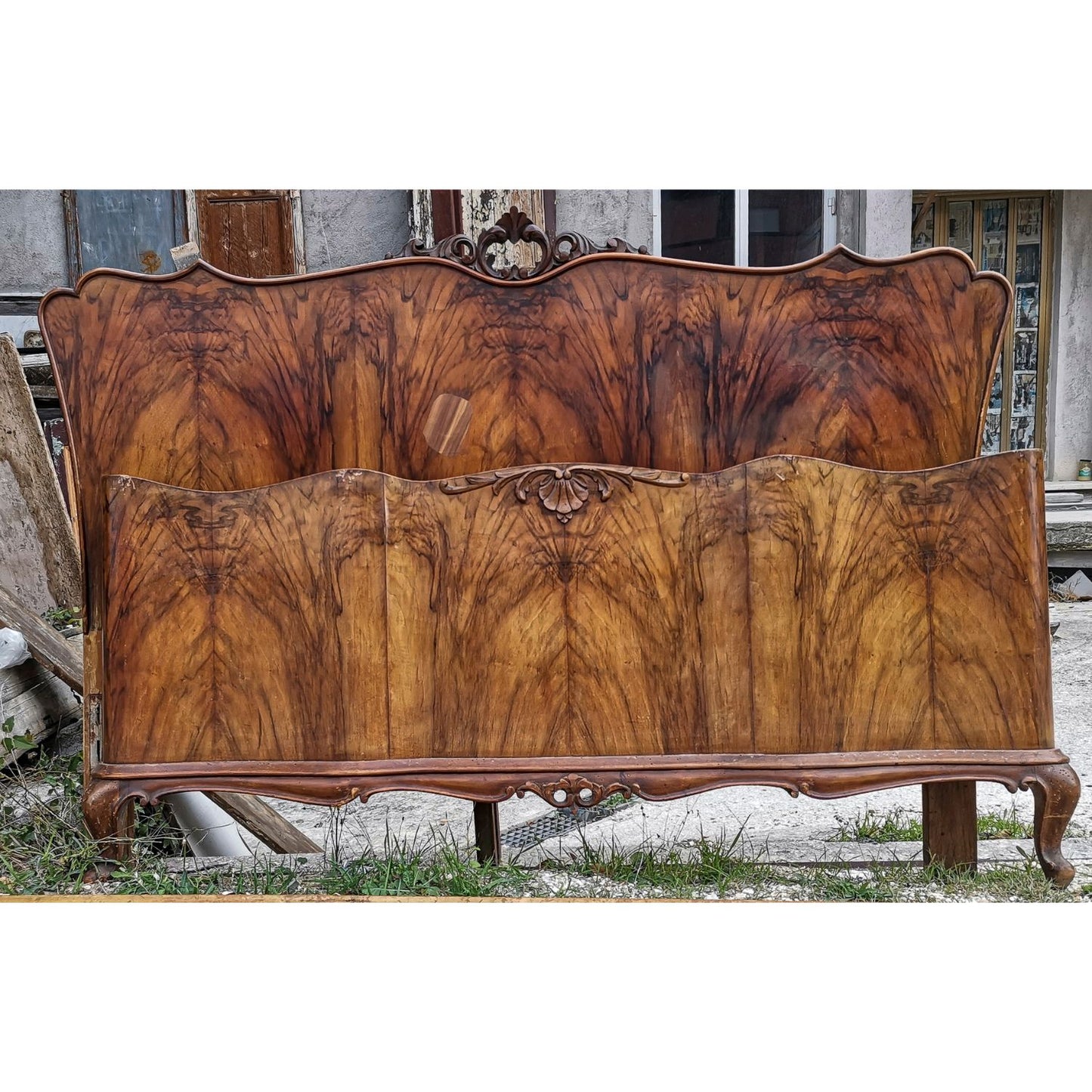 Letto Chippendale con sponde in legno noce impellicciato
