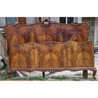 Letto Chippendale con sponde in legno noce impellicciato