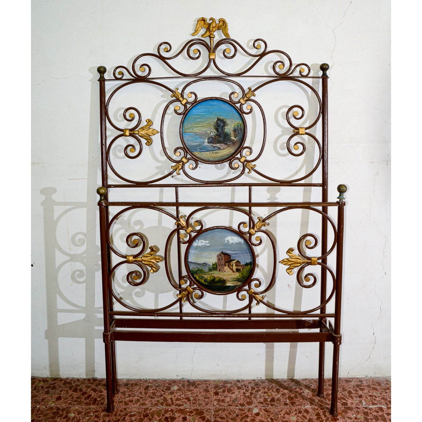 Letto in ferro battuto singolo con decori dorati e struttura verniciata marrone formelle scene campestri