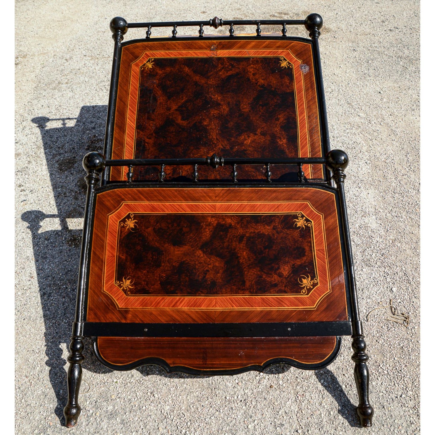 Letto singolo  in ferro e lamiera  dipinta con effetto finto legno Italia epoca primo 900 Liberty