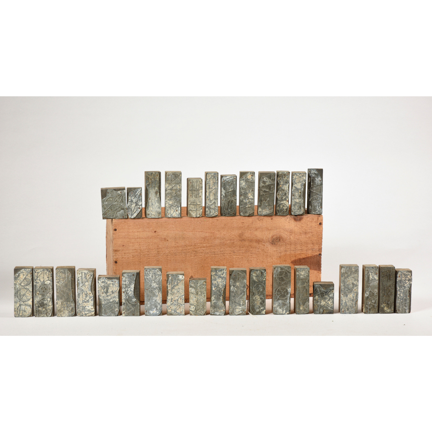 Scatola in legno con set di 31  stampi con tavole e disegni geometrici Italia 1950 '60