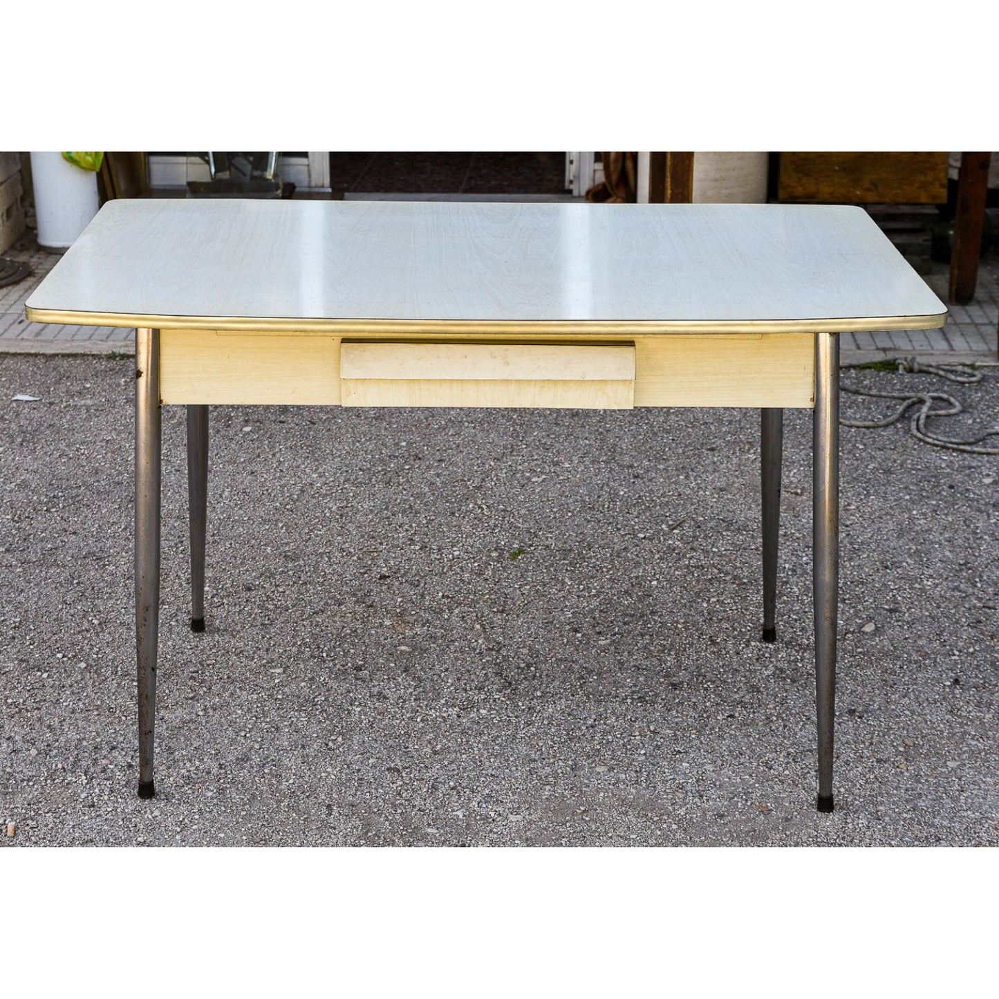 Tavolo cucina piano in formica bianca e spianatora  Italia anni 70