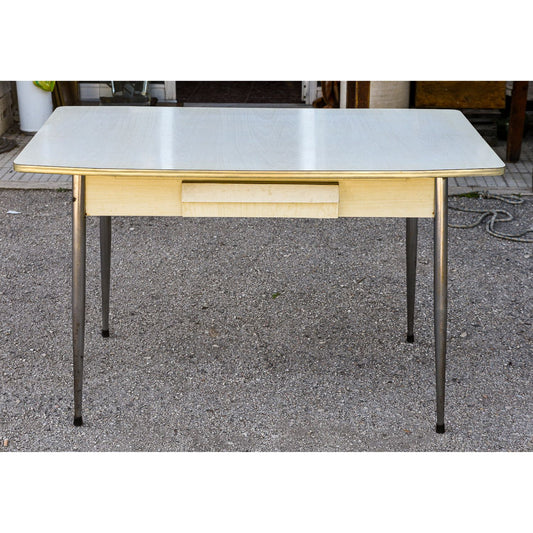 Tavolo cucina piano in formica bianca e spianatora  Italia anni 70