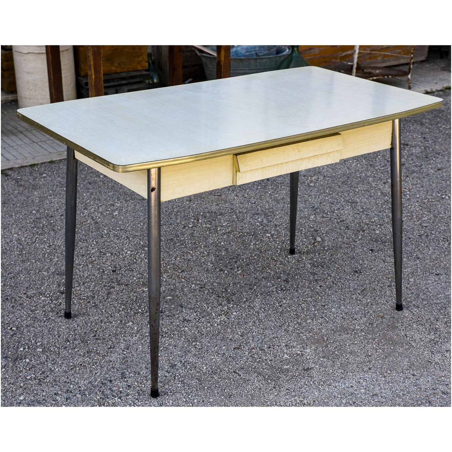 Tavolo cucina piano in formica bianca e spianatora  Italia anni 70