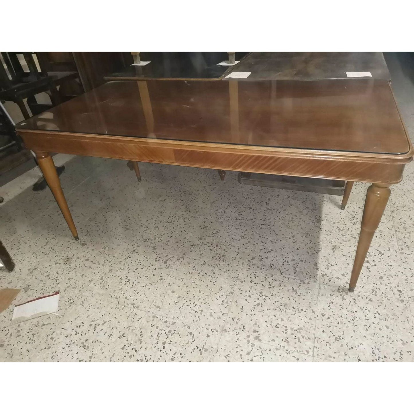 tavolo sala studio con gambe tornite a due dimensioni e piano in vetro 1950