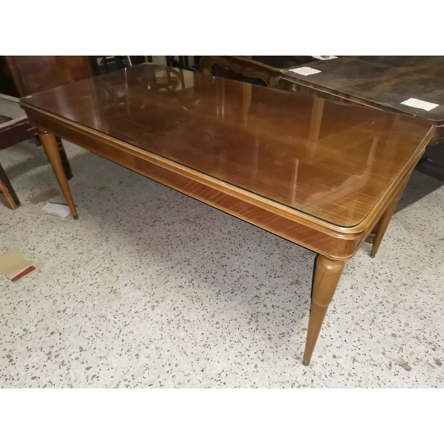 tavolo sala studio con gambe tornite a due dimensioni e piano in vetro 1950